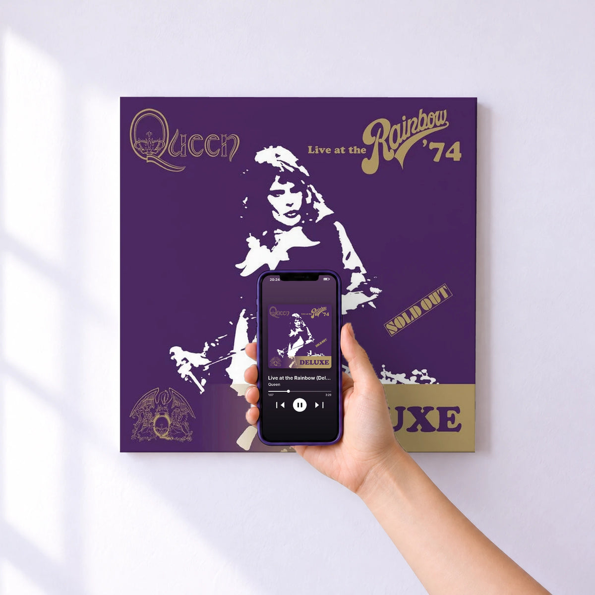 Affiche connectée Live at the Rainbow (Deluxe) de Queen au mur : l'album se lance en approchant le téléphone