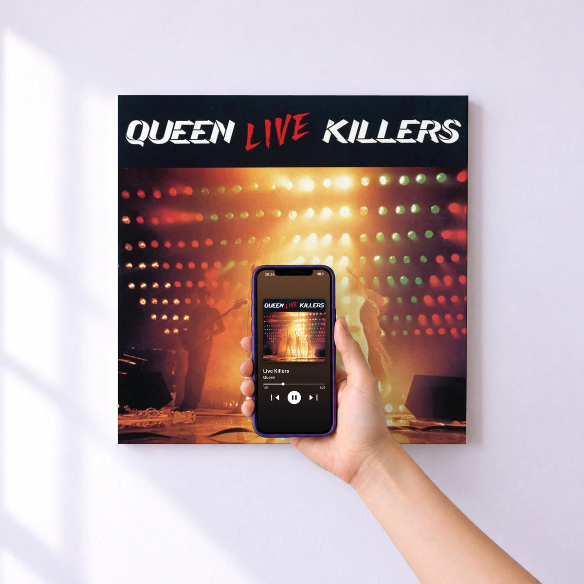 Affiche connectée Live Killers de Queen au mur : l'album se lance en approchant le téléphone