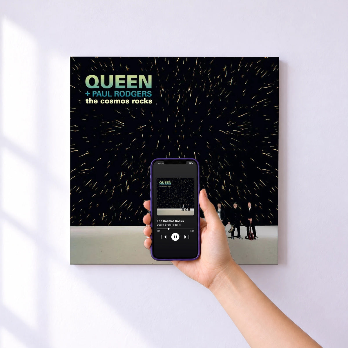 Affiche connectée The Cosmos Rocks de Queen & Paul Rodgers au mur : l'album se lance en approchant le téléphone