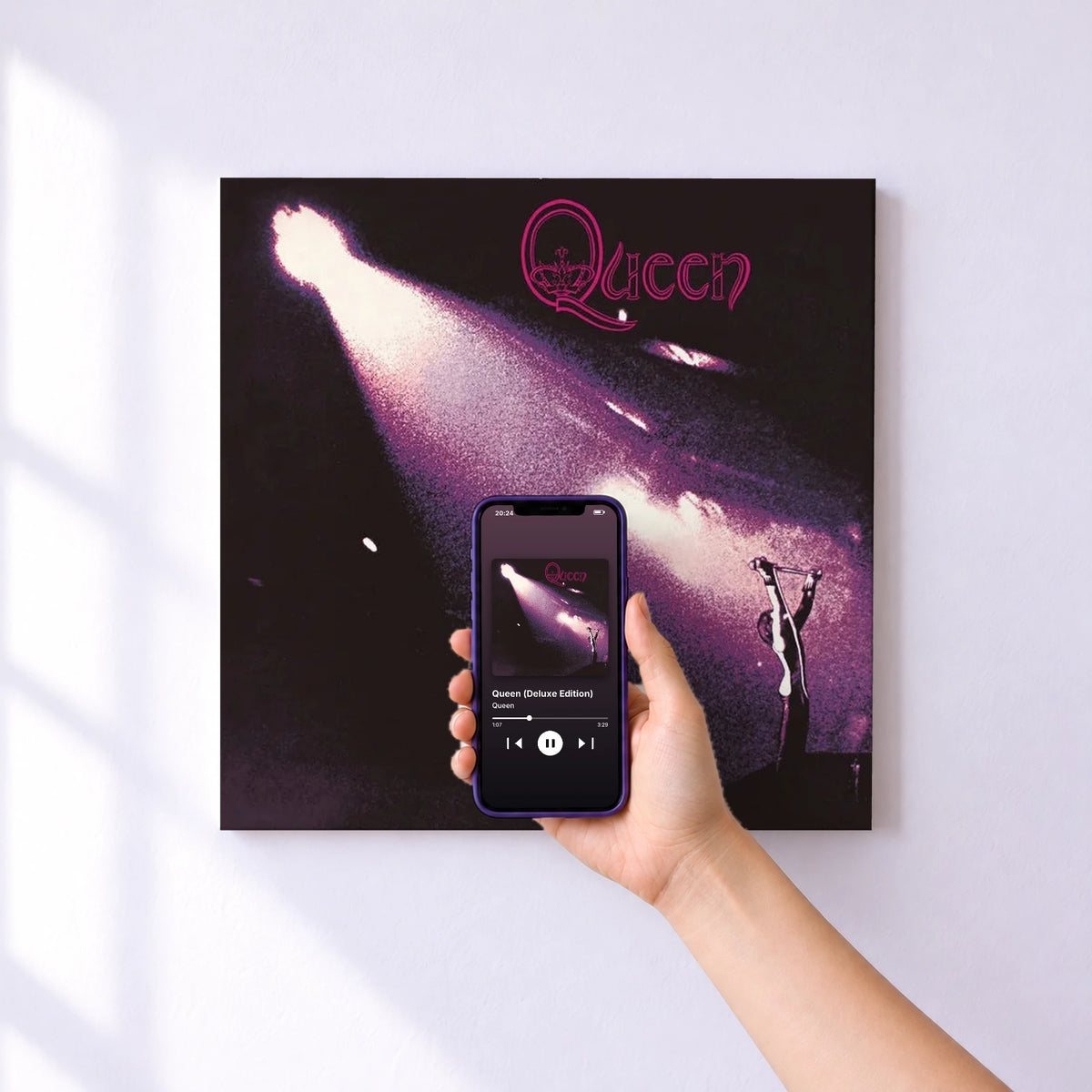 Affiche connectée Queen (Deluxe Edition) de Queen au mur : l'album se lance en approchant le téléphone