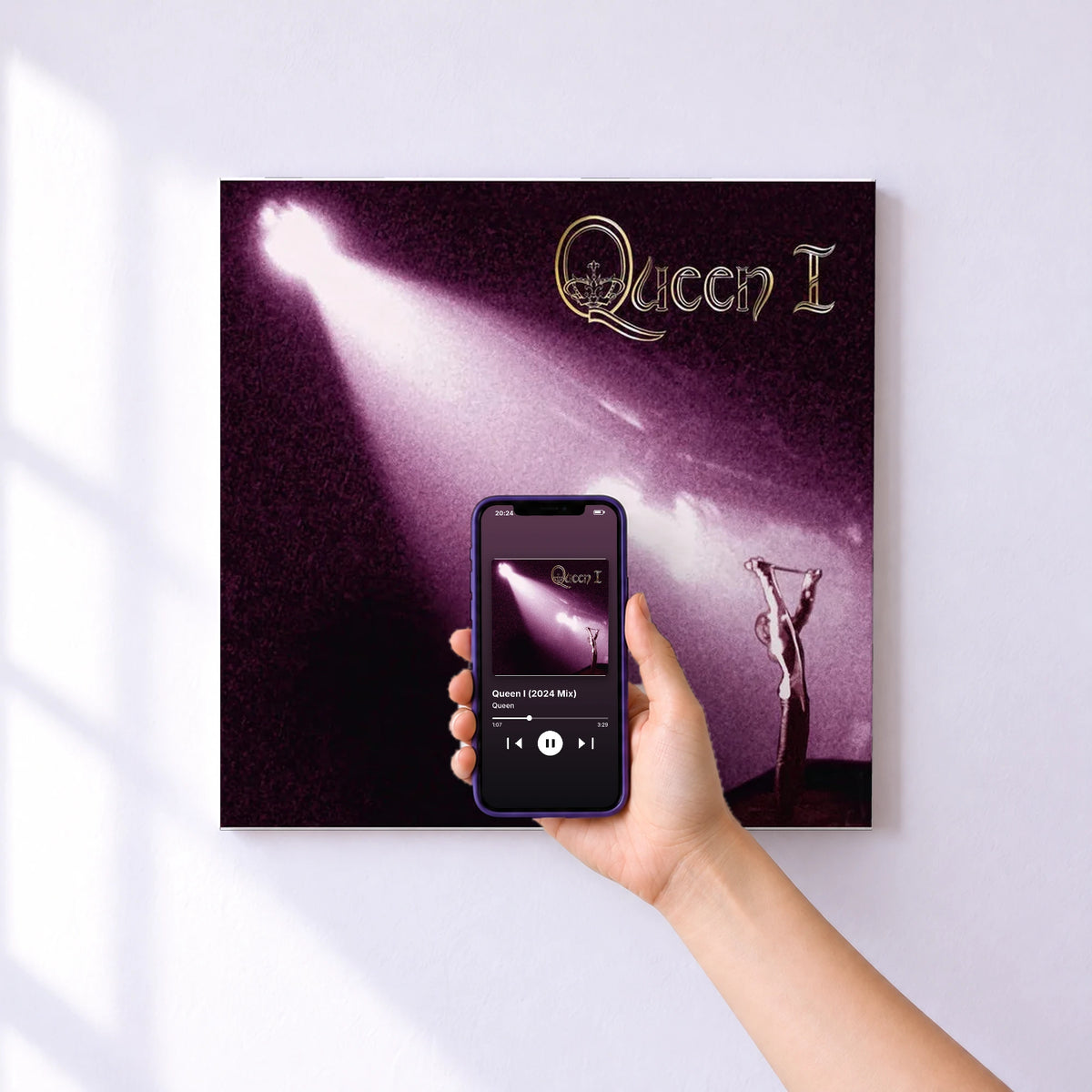 Affiche connectée Queen I (2024 Mix) de Queen au mur : l'album se lance en approchant le téléphone