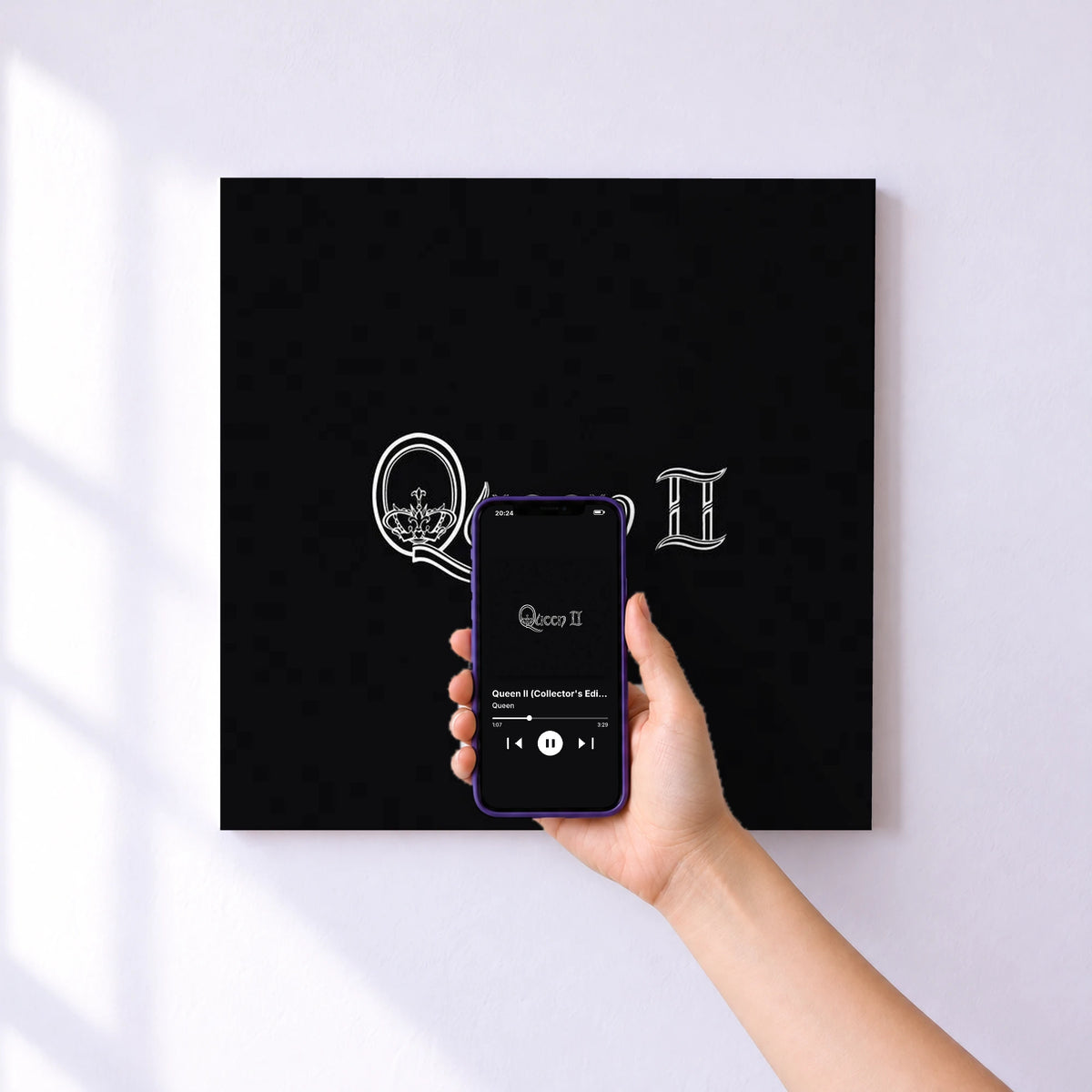 Affiche connectée Queen II (Collector's Edition) de Queen au mur : l'album se lance en approchant le téléphone