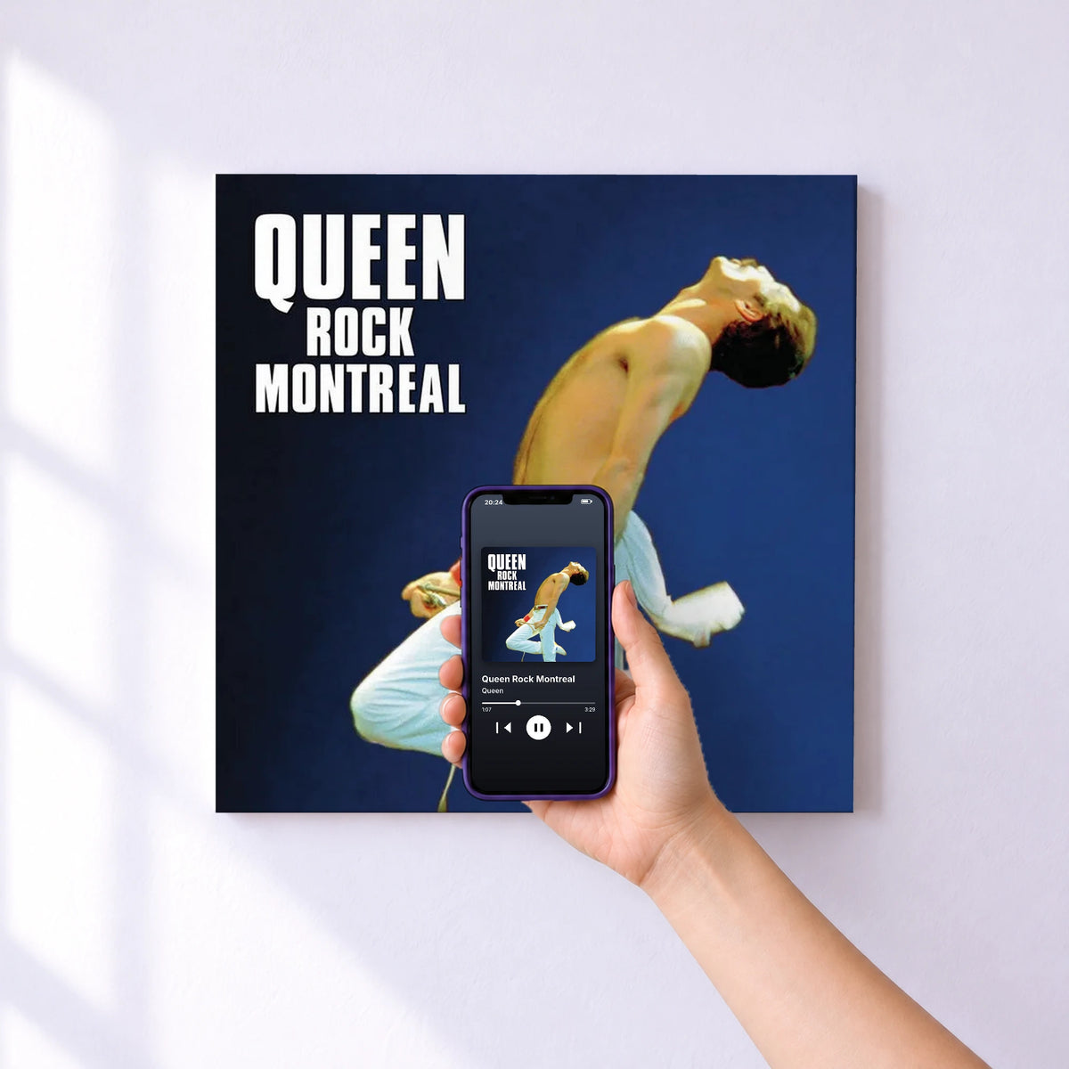 Affiche connectée Queen Rock Montreal de Queen au mur : l'album se lance en approchant le téléphone