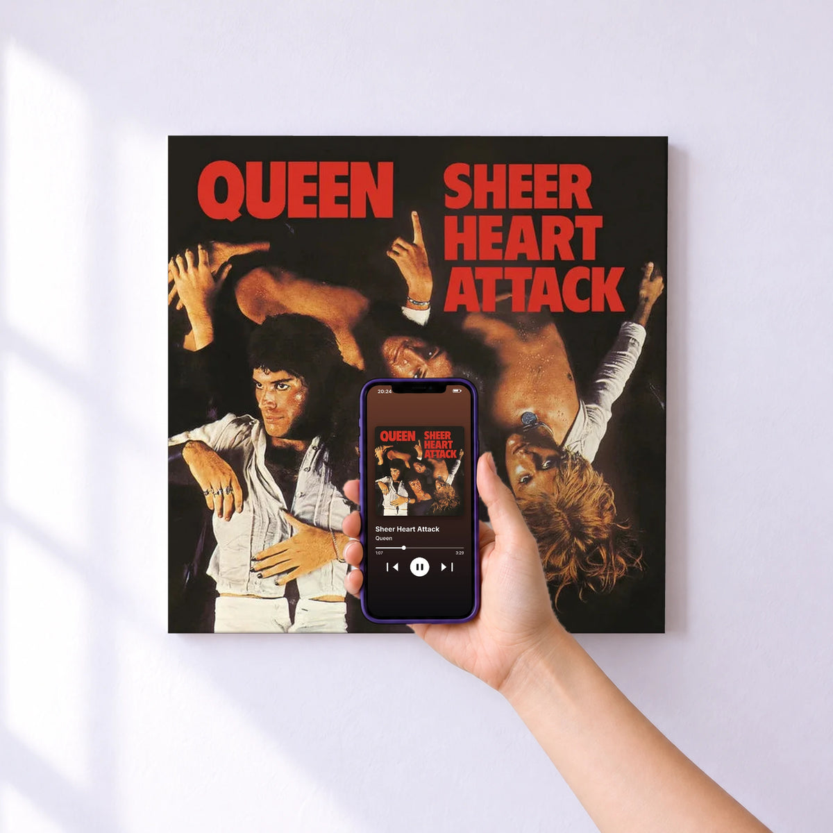 Affiche connectée Sheer Heart Attack de Queen au mur : l'album se lance en approchant le téléphone