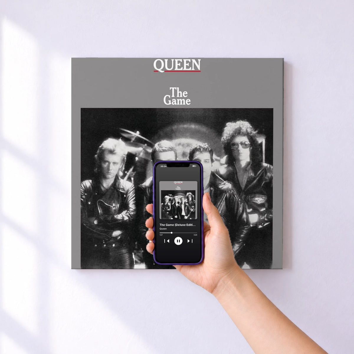 Affiche connectée The Game (Deluxe Edition) de Queen au mur : l'album se lance en approchant le téléphone