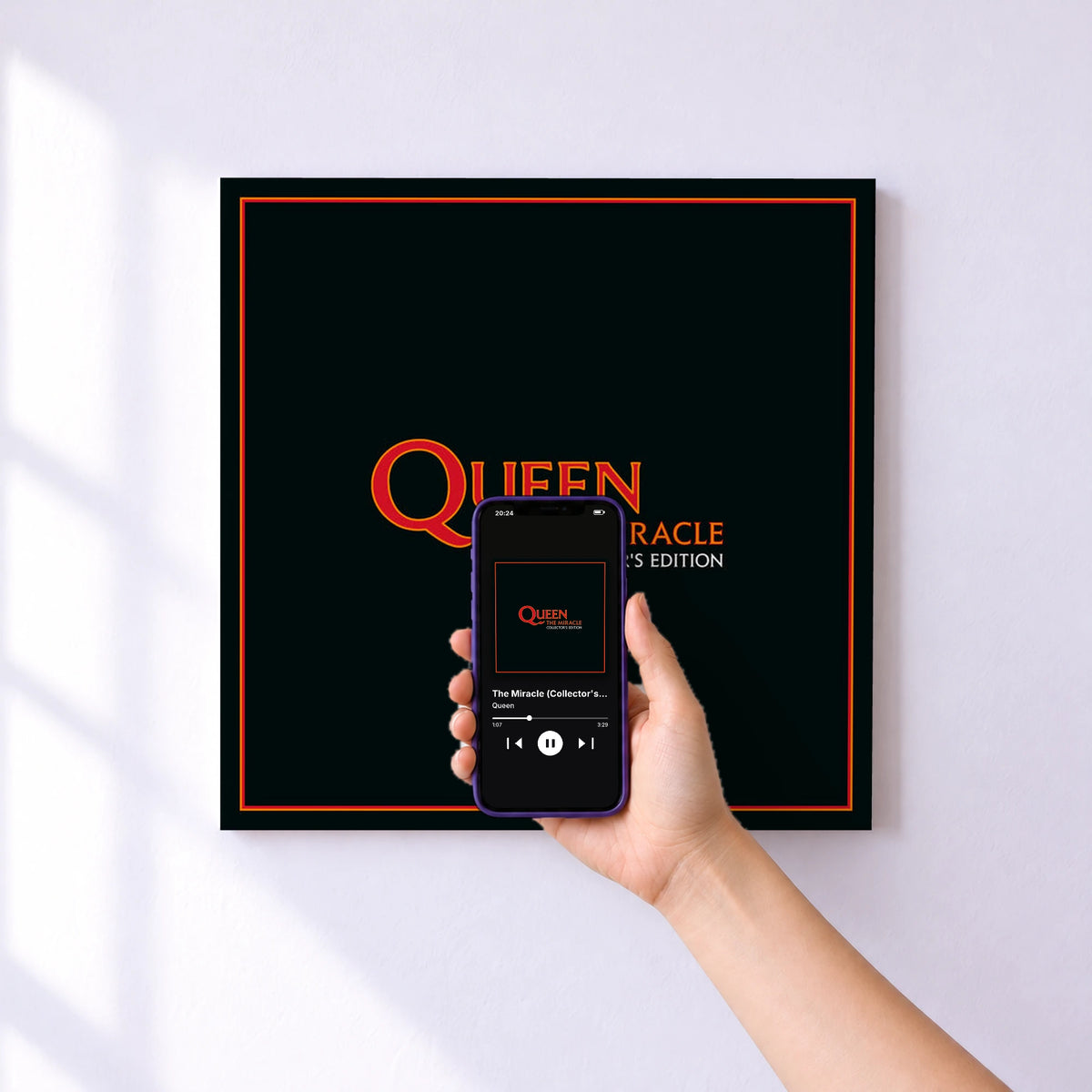 Affiche connectée The Miracle (Collector's Edition) de Queen au mur : l'album se lance en approchant le téléphone