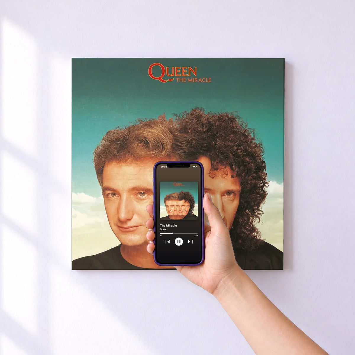 Affiche connectée The Miracle de Queen au mur : l'album se lance en approchant le téléphone