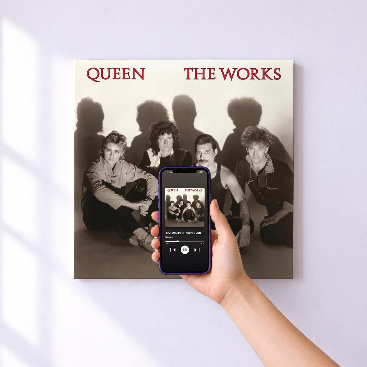 Affiche connectée The Works (Deluxe Edition) de Queen au mur : l'album se lance en approchant le téléphone