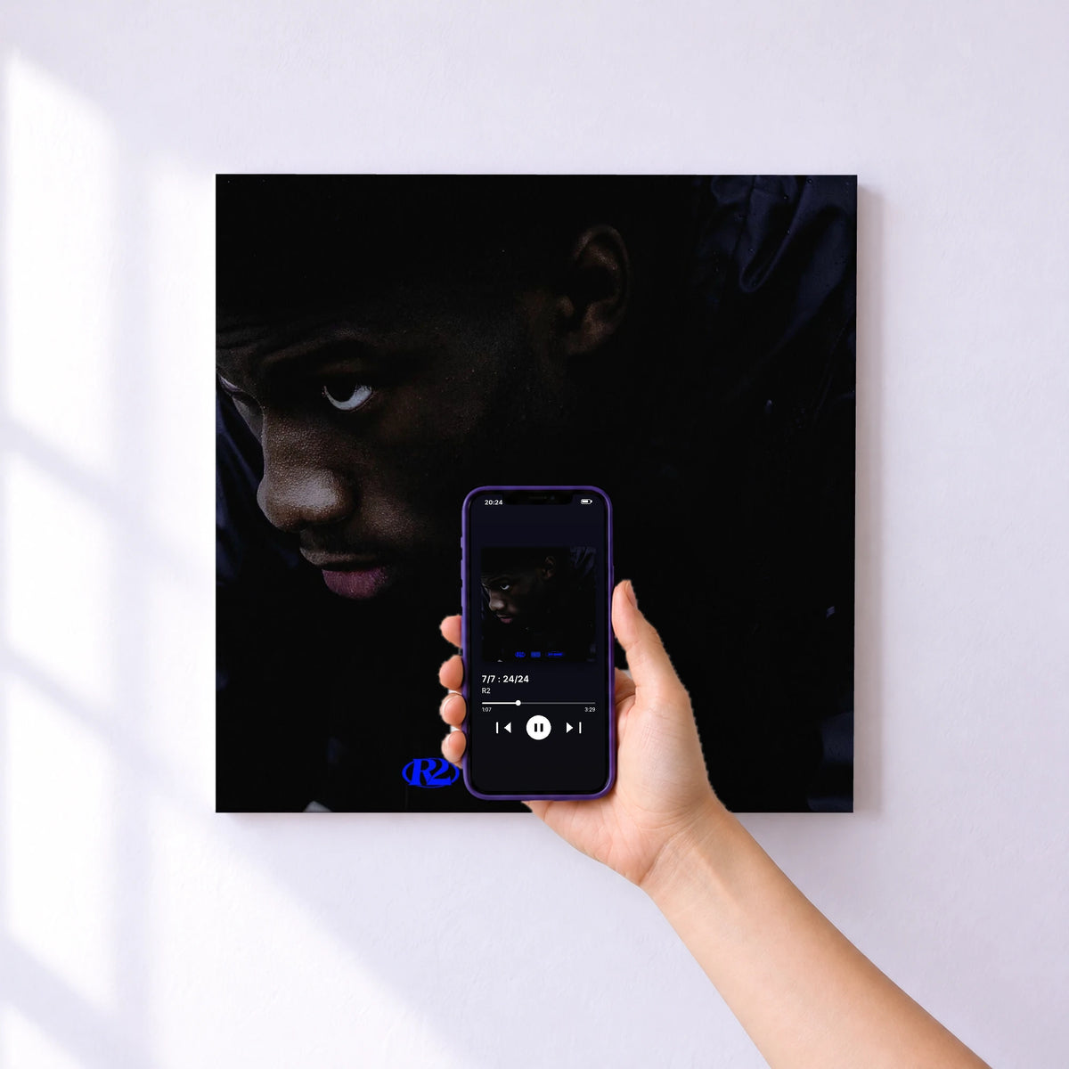 Affiche connectée 7/7 : 24/24 de R2 au mur : l'album se lance en approchant le téléphone