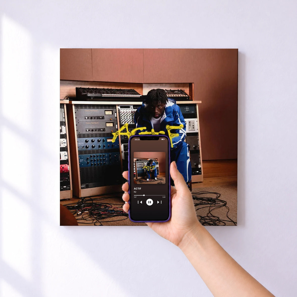 Affiche connectée ACTIF de R2 au mur : l'album se lance en approchant le téléphone