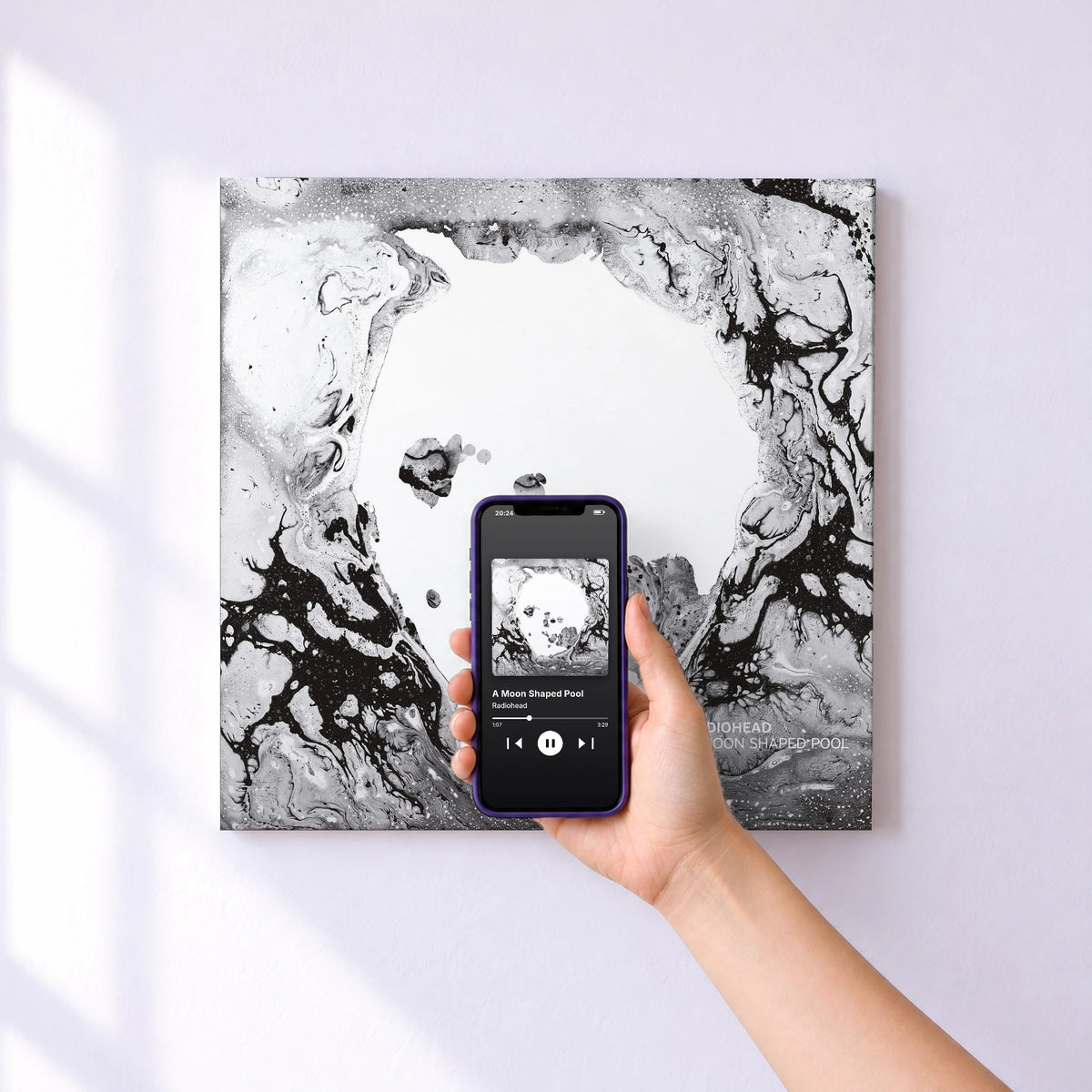 Affiche connectée A Moon Shaped Pool de Radiohead au mur : l'album se lance en approchant le téléphone