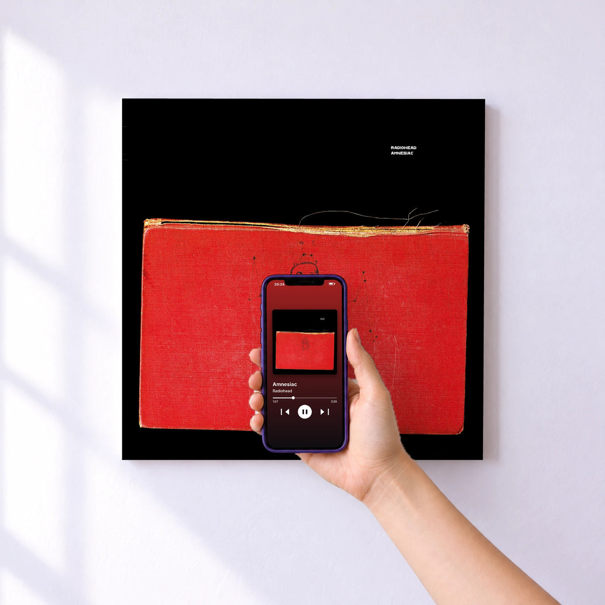 Affiche connectée Amnesiac de Radiohead au mur : l'album se lance en approchant le téléphone