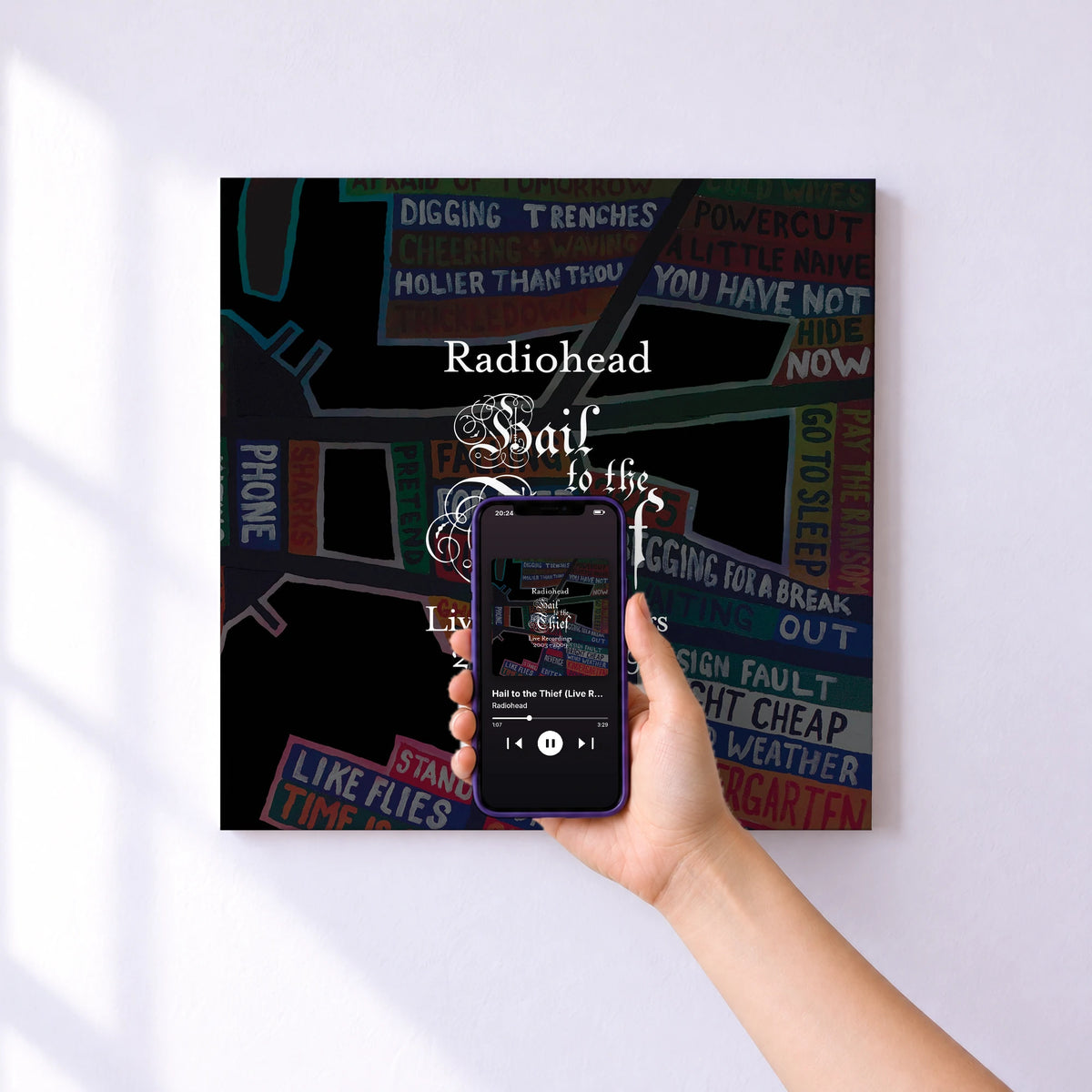 Affiche connectée Hail to the Thief (Live Recordings 2003-2009) de Radiohead au mur : l'album se lance en approchant le téléphone