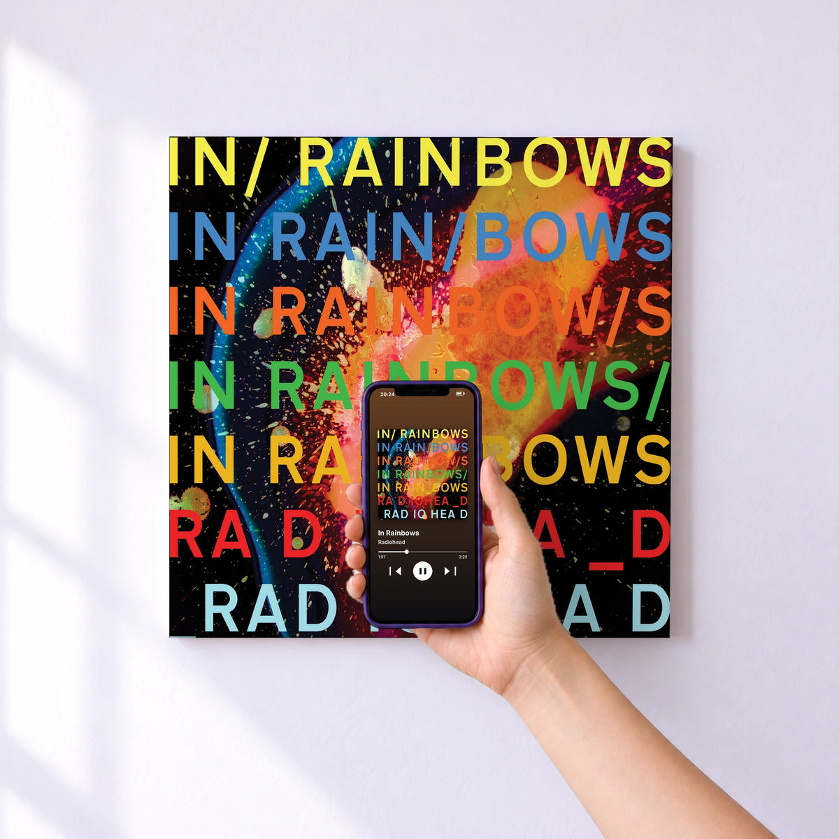 Affiche connectée In Rainbows de Radiohead au mur : l'album se lance en approchant le téléphone