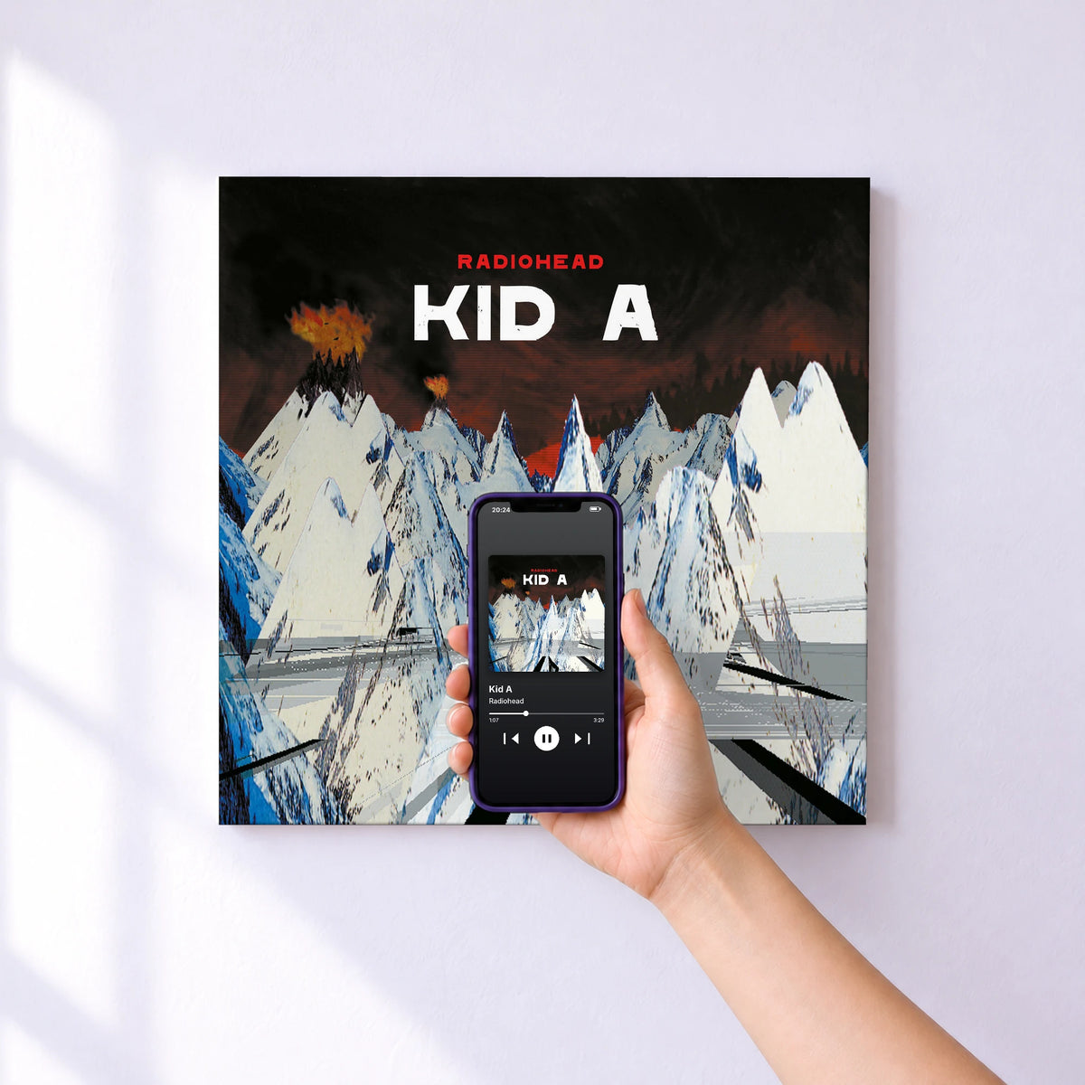 Affiche connectée Kid A de Radiohead au mur : l'album se lance en approchant le téléphone
