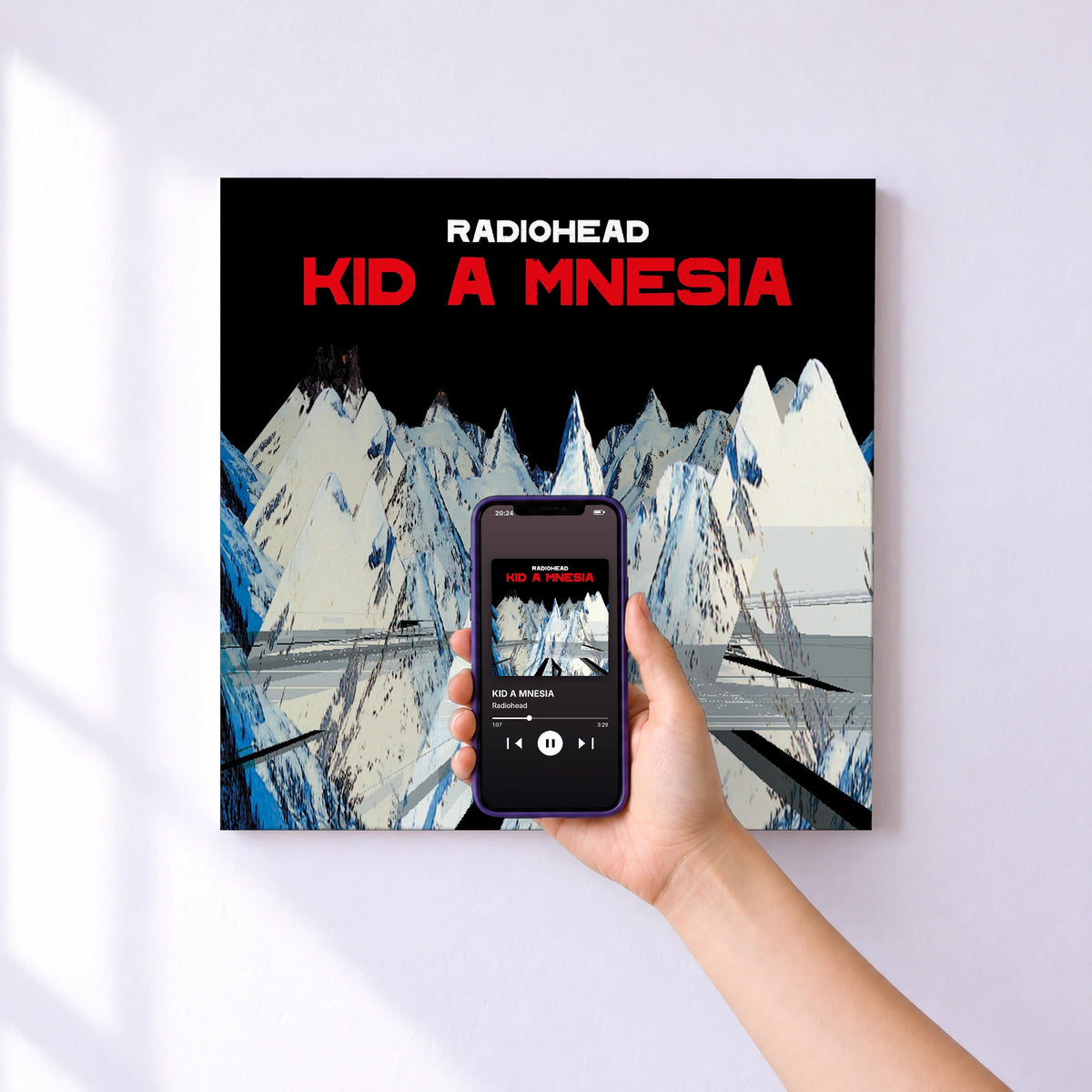 Affiche connectée KID A MNESIA de Radiohead au mur : l'album se lance en approchant le téléphone