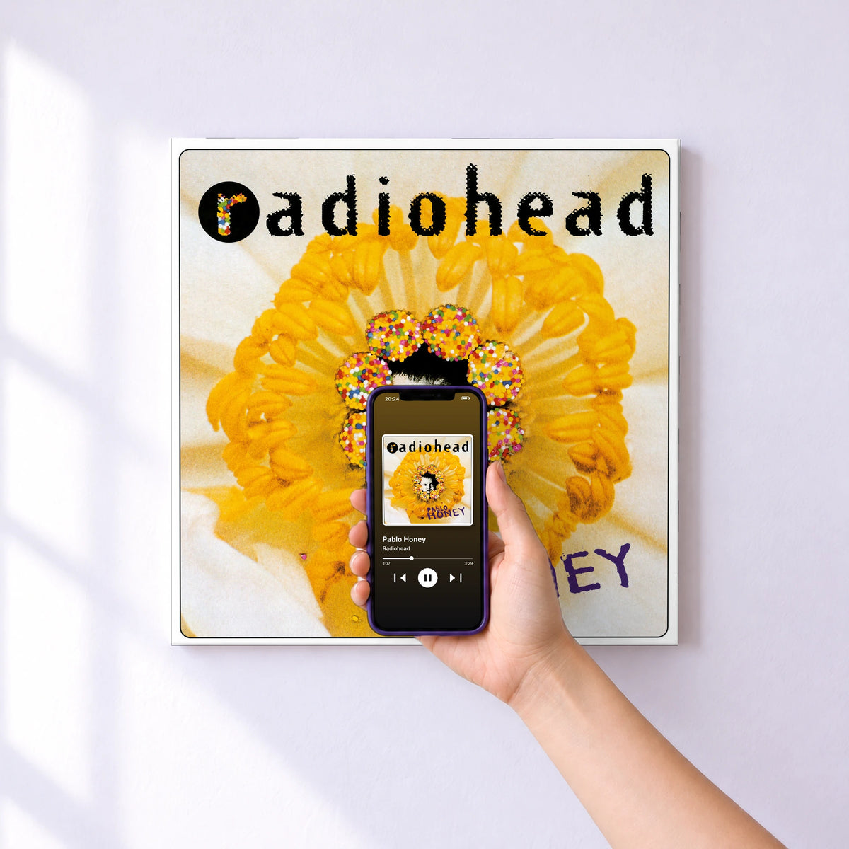 Affiche connectée Pablo Honey de Radiohead au mur : l'album se lance en approchant le téléphone