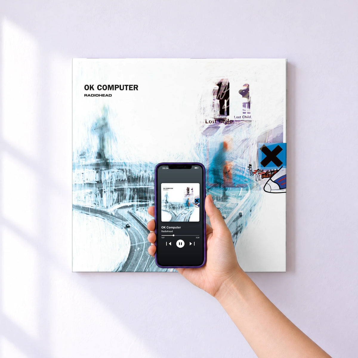Affiche connectée OK Computer de Radiohead au mur : l'album se lance en approchant le téléphone