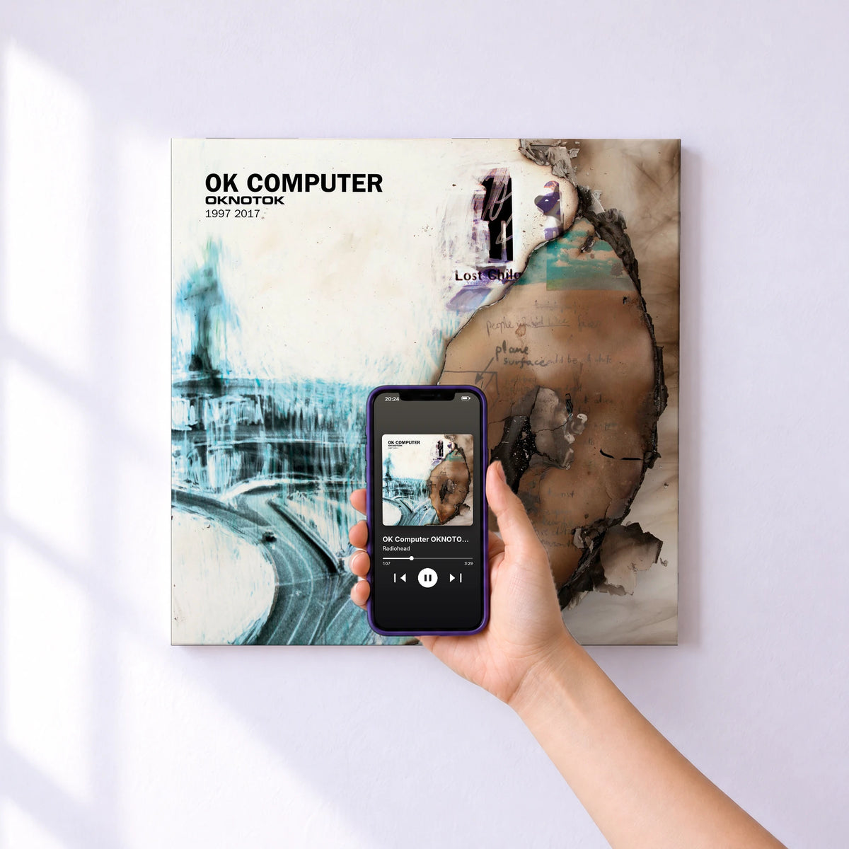 Affiche connectée OK Computer OKNOTOK 1997 2017 de Radiohead au mur : l'album se lance en approchant le téléphone