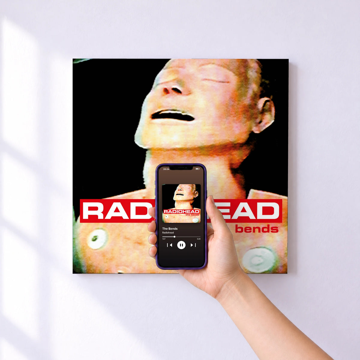 Affiche connectée The Bends de Radiohead au mur : l'album se lance en approchant le téléphone