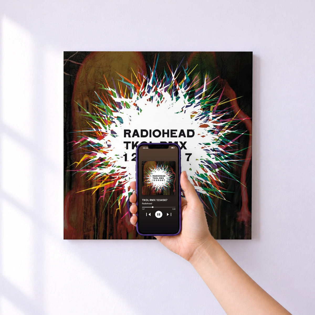 Affiche connectée TKOL RMX 1234567 de Radiohead au mur : l'album se lance en approchant le téléphone
