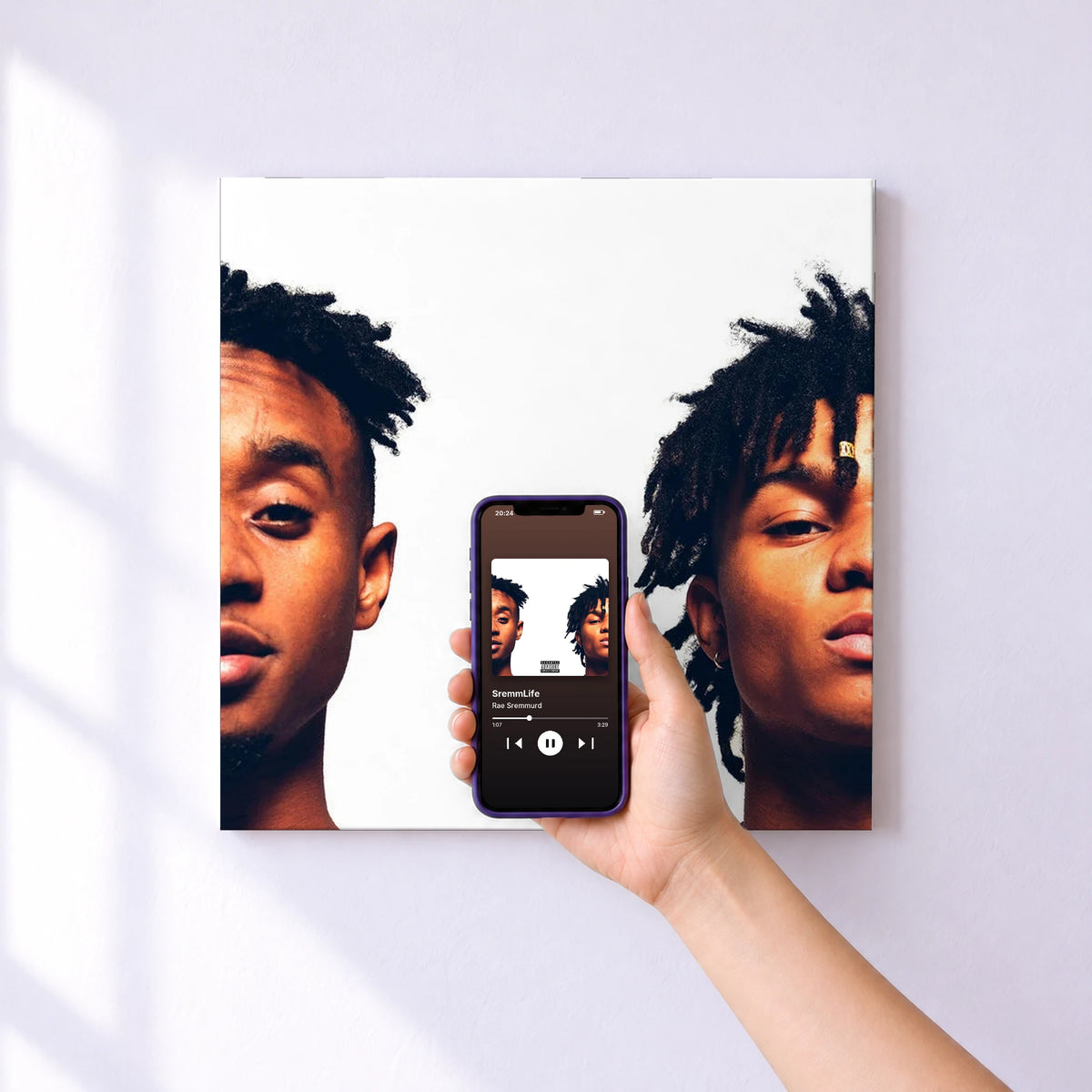 Affiche connectée SremmLife de Rae Sremmurd au mur : l'album se lance en approchant le téléphone