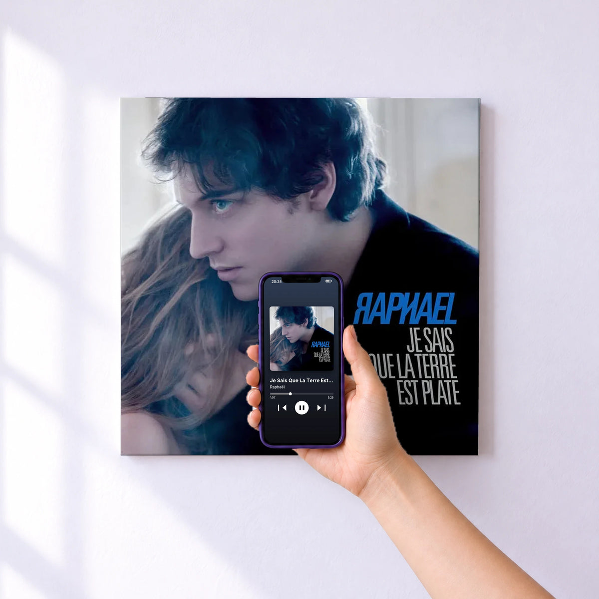 Affiche connectée Je Sais Que La Terre Est Plate [Edition Spéciale Noël 2008] de Raphaël au mur : l'album se lance en approchant le téléphone