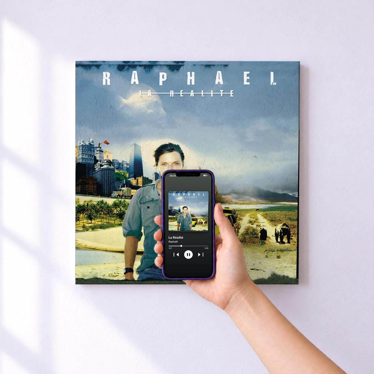 Affiche connectée La Réalité de Raphaël au mur : l'album se lance en approchant le téléphone