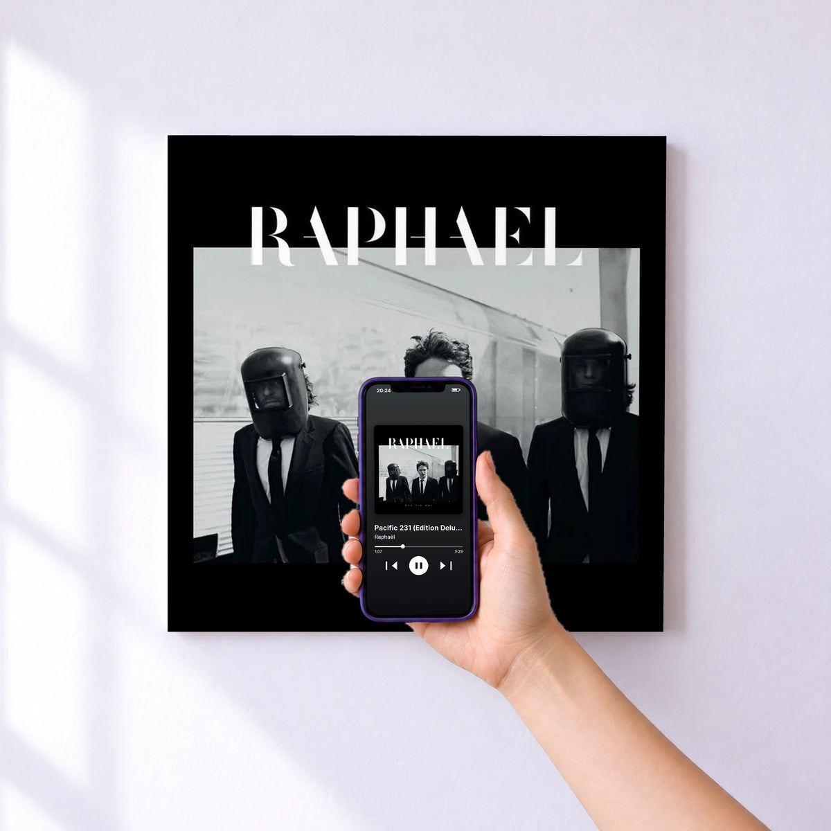 Affiche connectée Pacific 231 (Edition Deluxe) de Raphaël au mur : l'album se lance en approchant le téléphone
