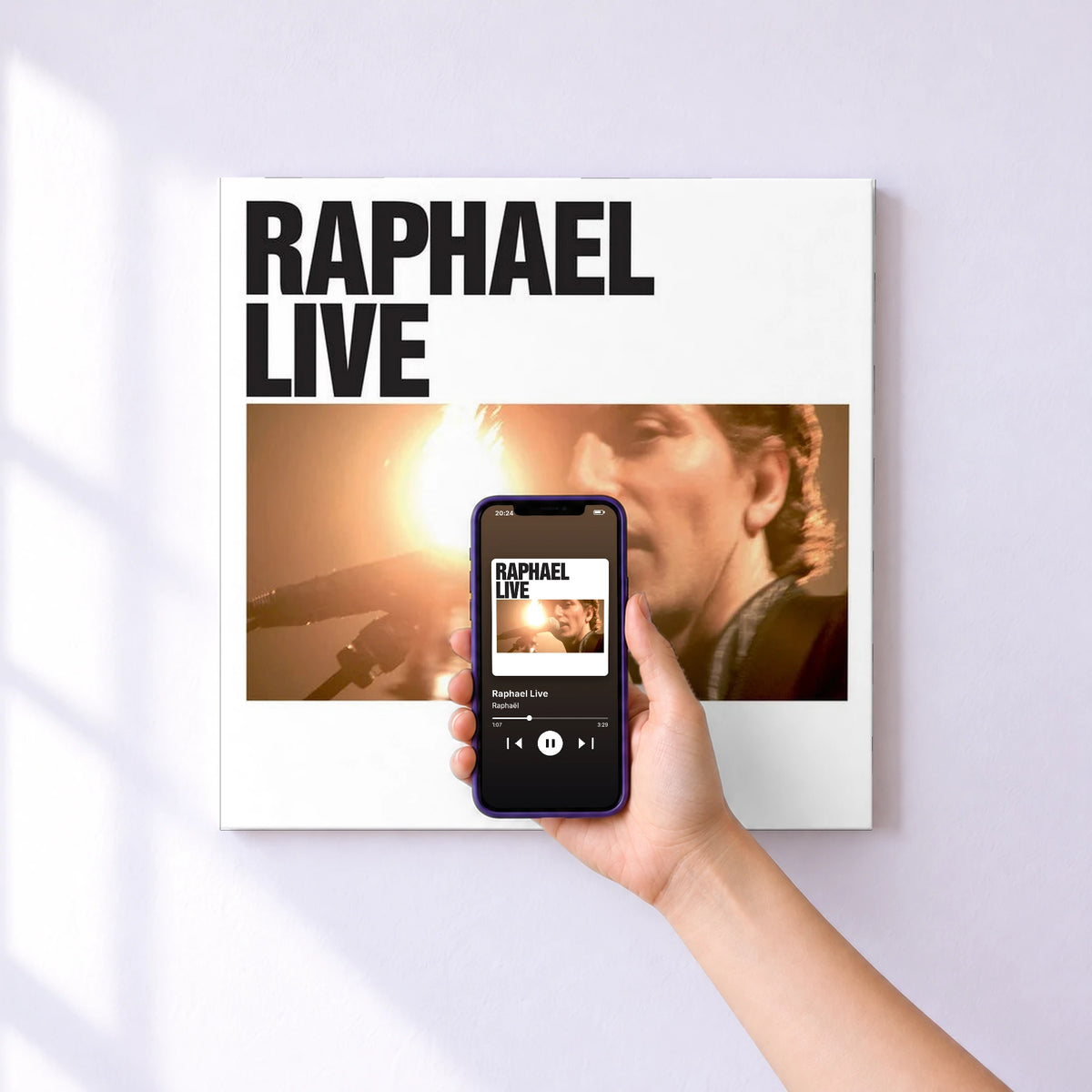 Affiche connectée Raphael Live de Raphaël au mur : l'album se lance en approchant le téléphone