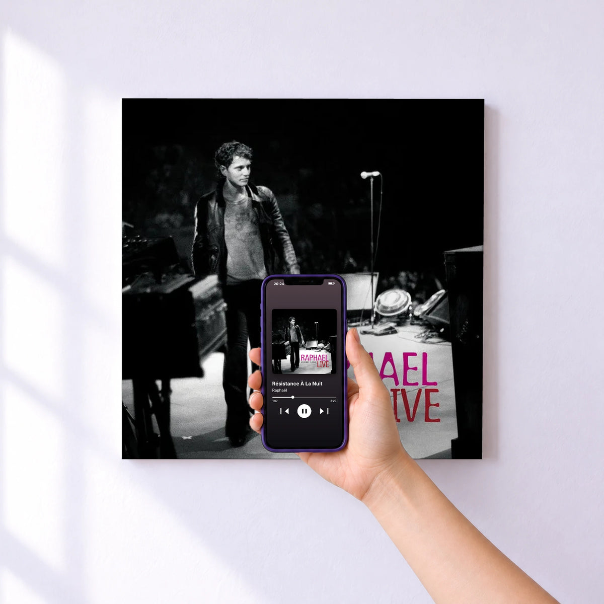 Affiche connectée Résistance À La Nuit de Raphaël au mur : l'album se lance en approchant le téléphone