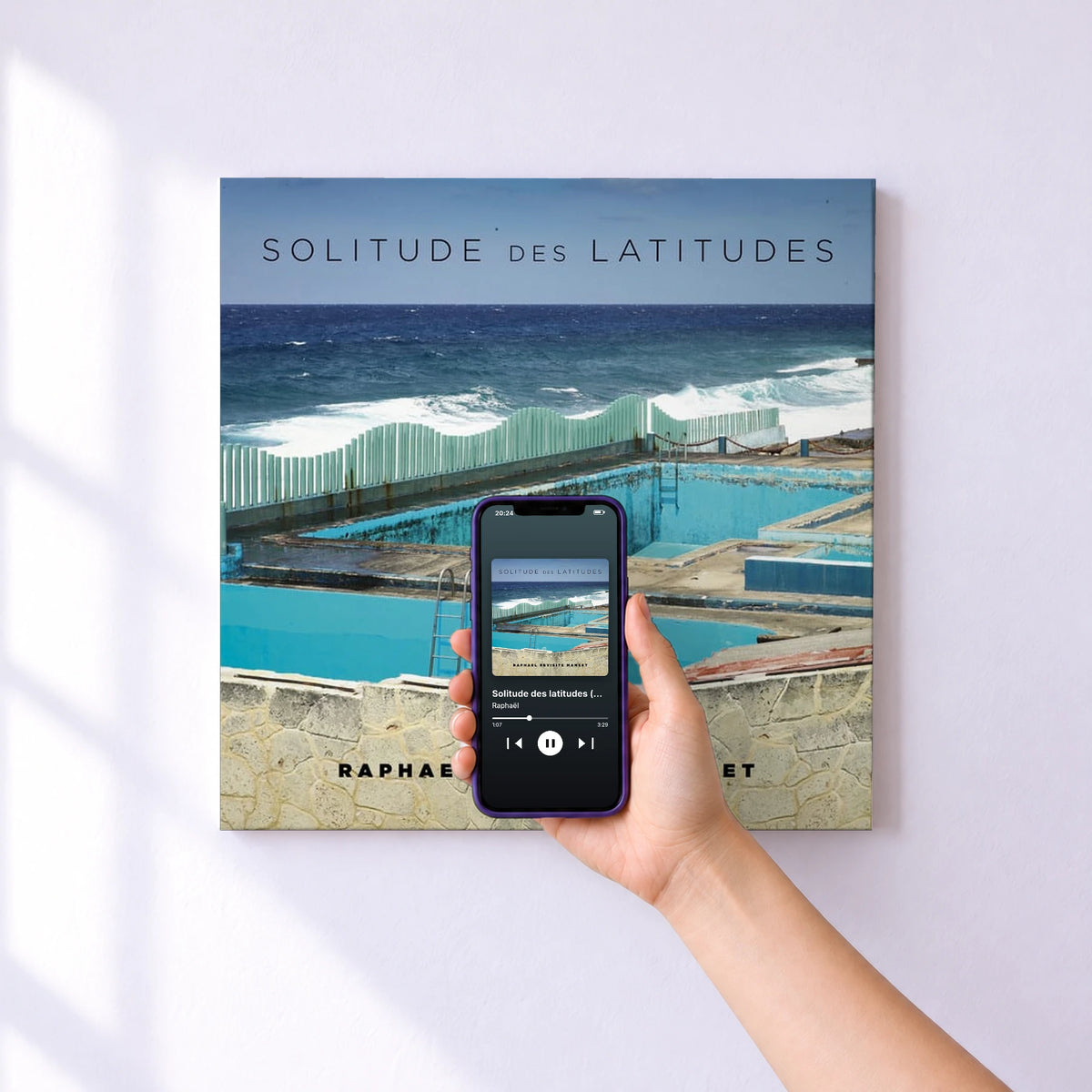 Affiche connectée Solitude des latitudes (Raphaël revisite Manset) de Raphaël au mur : l'album se lance en approchant le téléphone