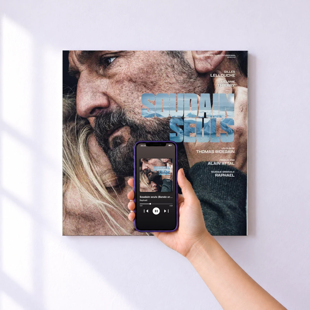 Affiche connectée Soudain seuls (Bande originale du film) de Raphaël au mur : l'album se lance en approchant le téléphone