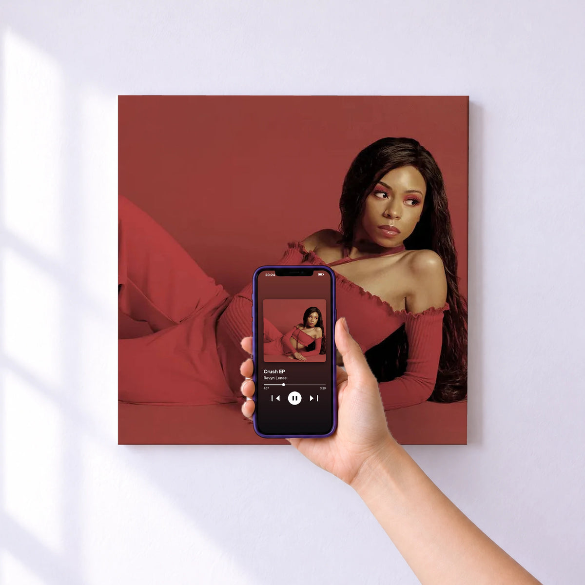 Affiche connectée Crush EP de Ravyn Lenae au mur : l'album se lance en approchant le téléphone