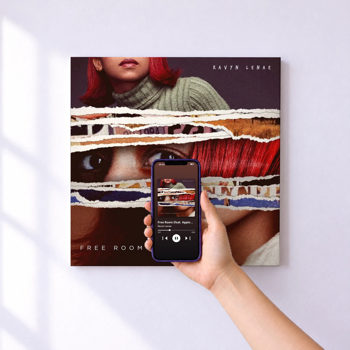 Affiche connectée Free Room (feat. Appleby) [Remixes] de Ravyn Lenae au mur : l'album se lance en approchant le téléphone