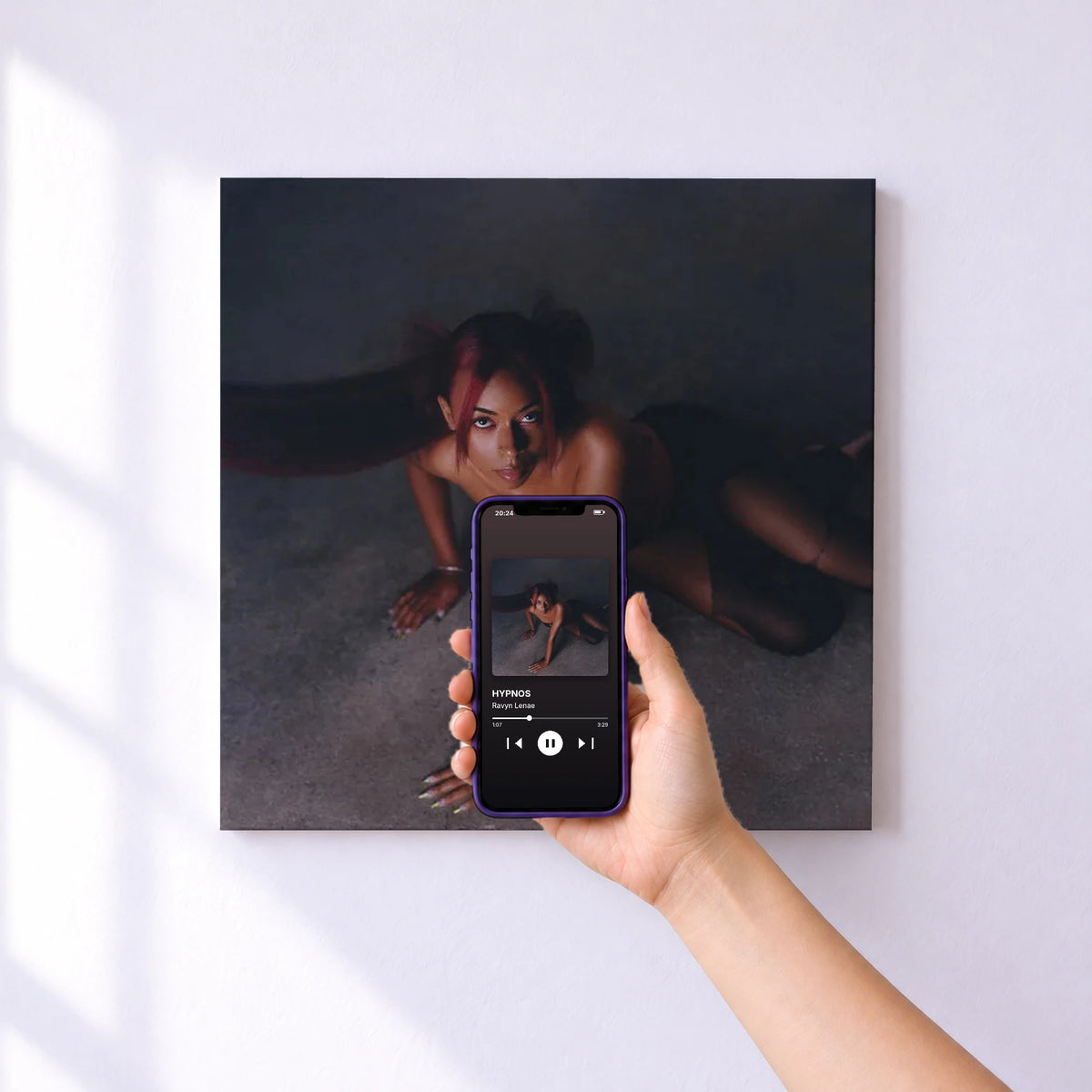 Affiche connectée HYPNOS de Ravyn Lenae au mur : l'album se lance en approchant le téléphone