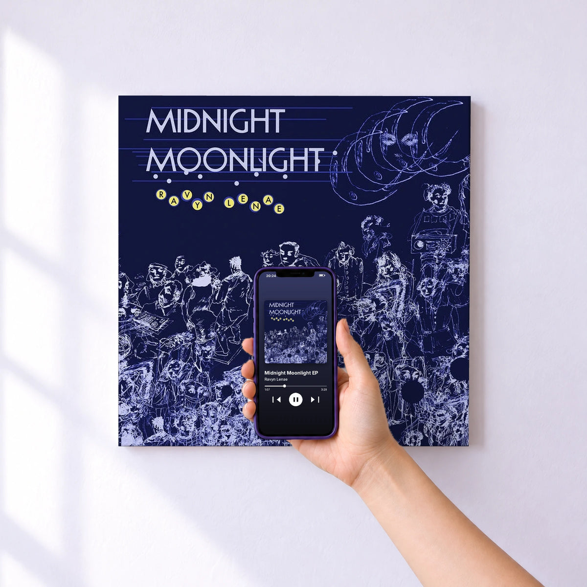 Affiche connectée Midnight Moonlight EP de Ravyn Lenae au mur : l'album se lance en approchant le téléphone