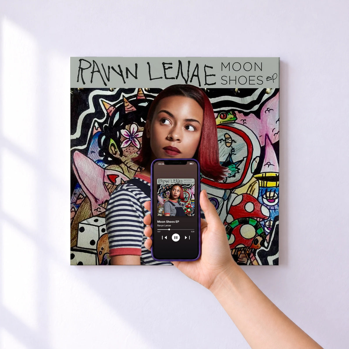 Affiche connectée Moon Shoes EP de Ravyn Lenae au mur : l'album se lance en approchant le téléphone