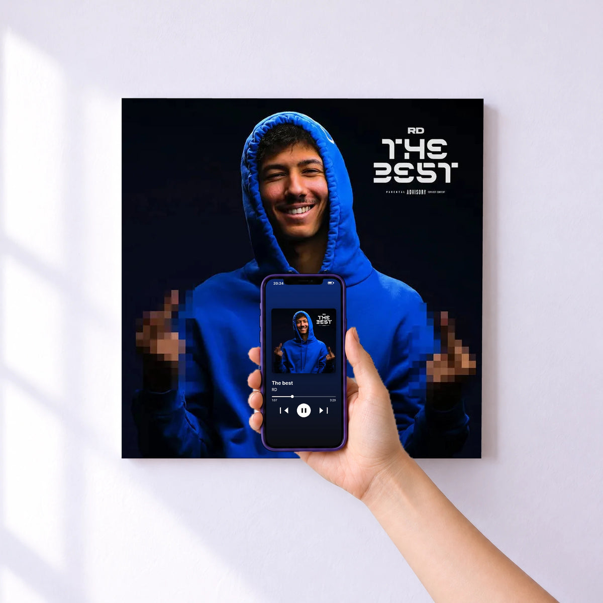 Affiche connectée The best de RD au mur : l'album se lance en approchant le téléphone