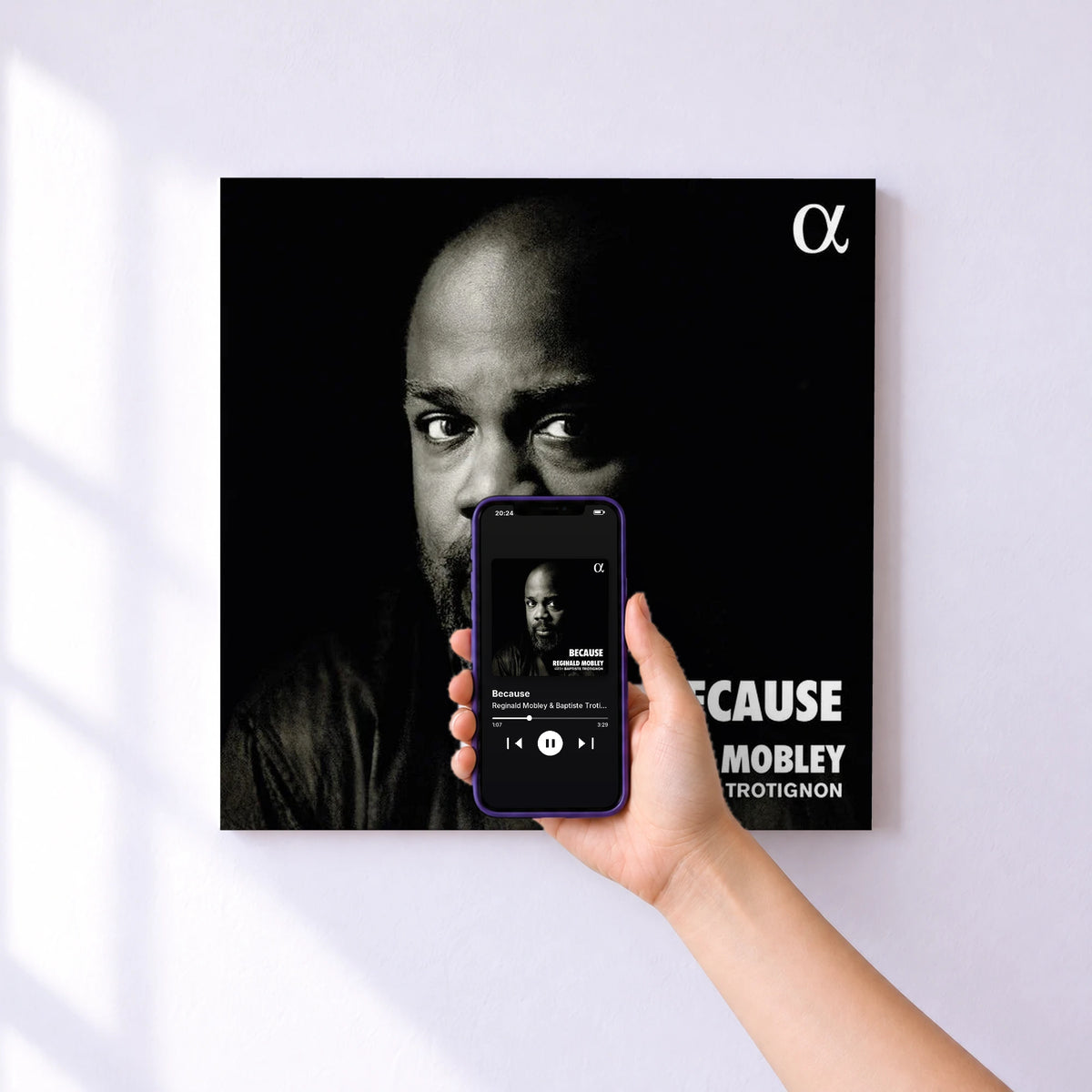 Affiche connectée Because de Reginald Mobley & Baptiste Trotignon au mur : l'album se lance en approchant le téléphone