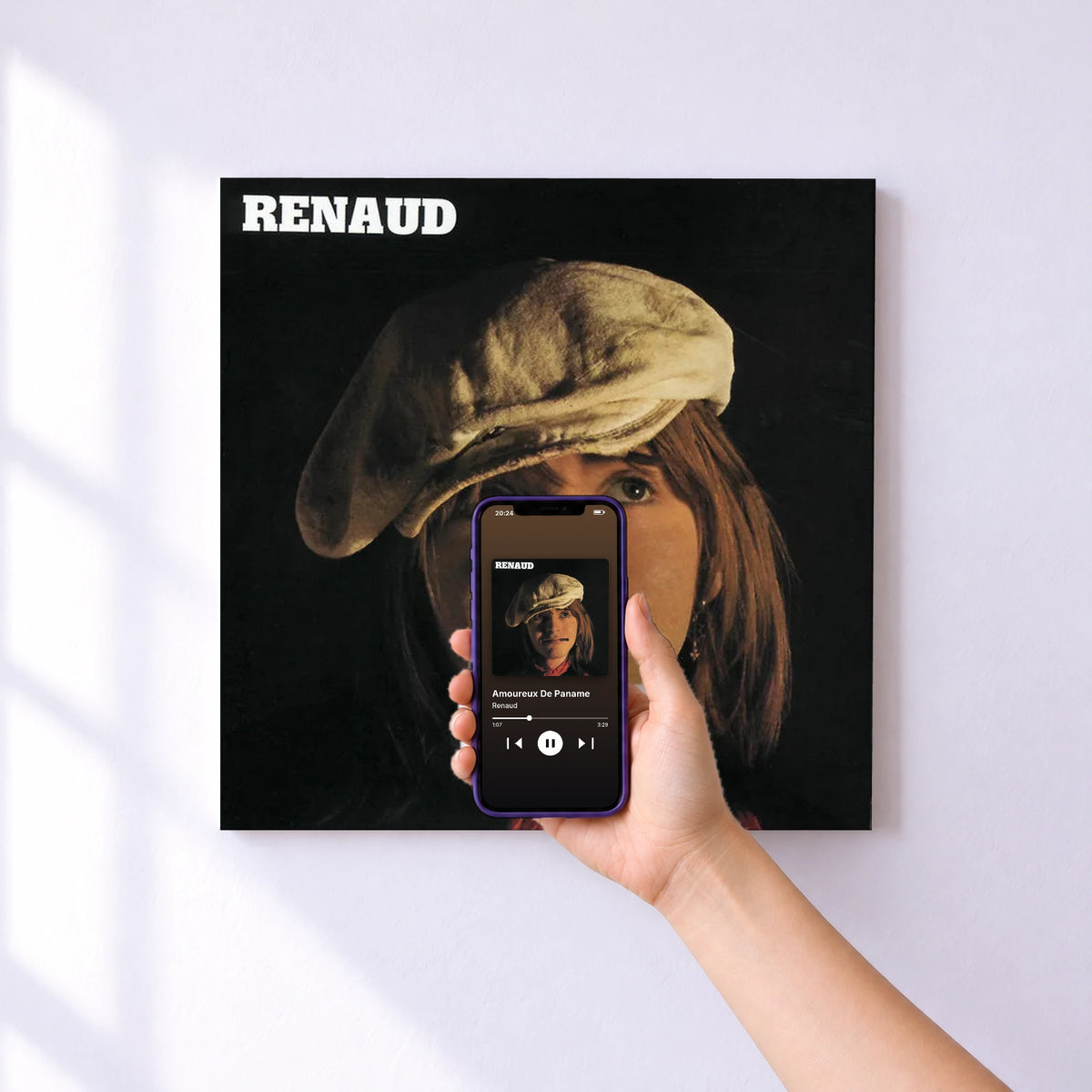 Affiche connectée Amoureux De Paname de Renaud au mur : l'album se lance en approchant le téléphone