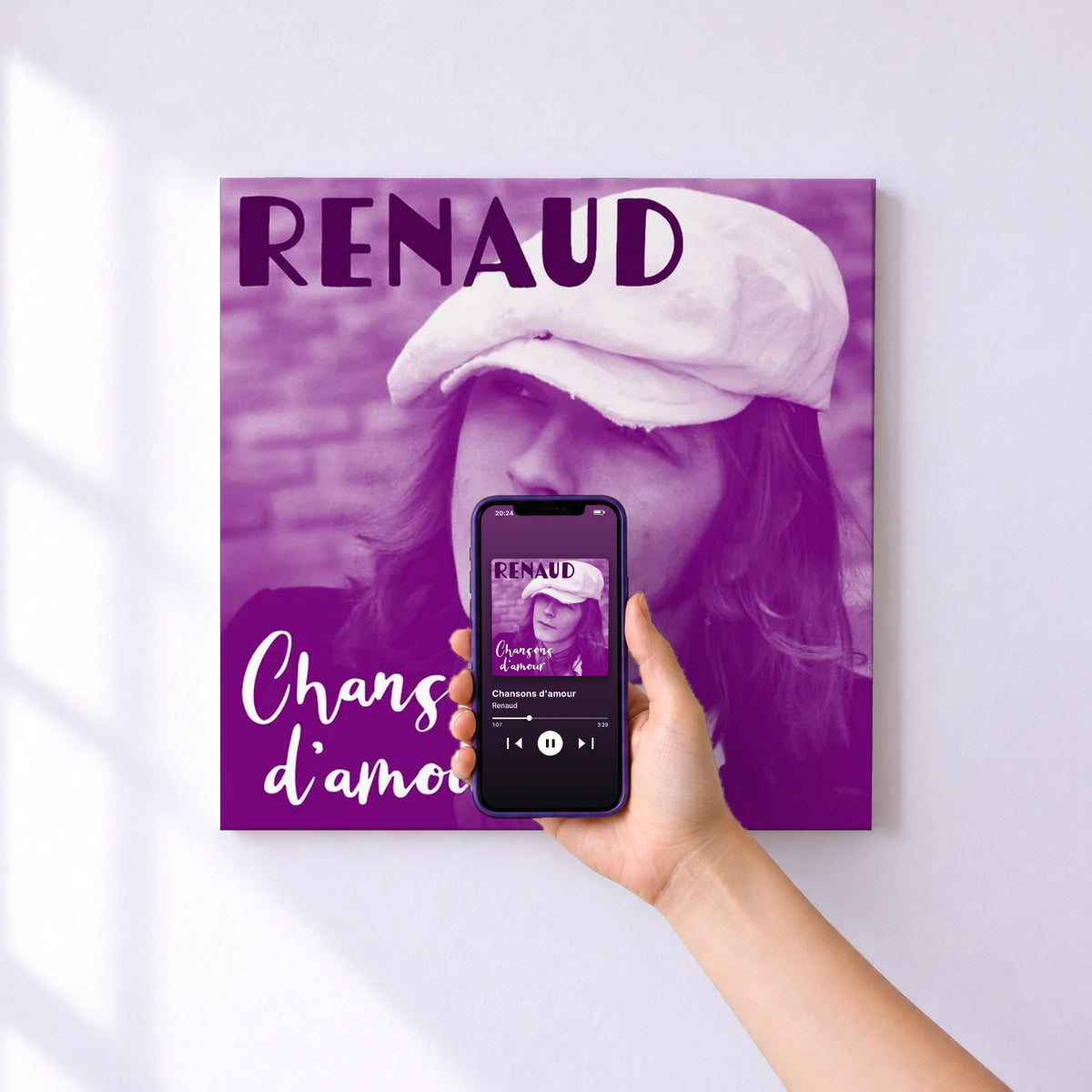 Affiche connectée Chansons d'amour de Renaud au mur : l'album se lance en approchant le téléphone