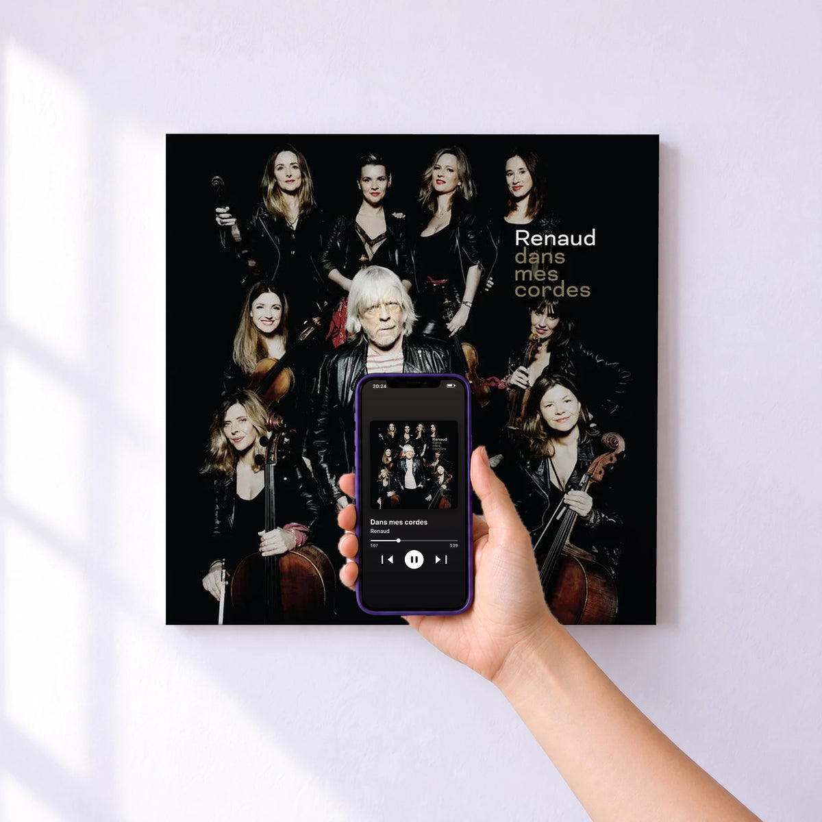 Affiche connectée Dans mes cordes de Renaud au mur : l'album se lance en approchant le téléphone