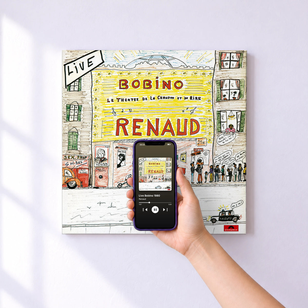 Affiche connectée Live Bobino 1980 de Renaud au mur : l'album se lance en approchant le téléphone