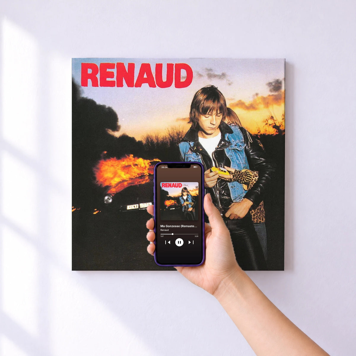 Affiche connectée Ma Gonzesse (Remastered) de Renaud au mur : l'album se lance en approchant le téléphone