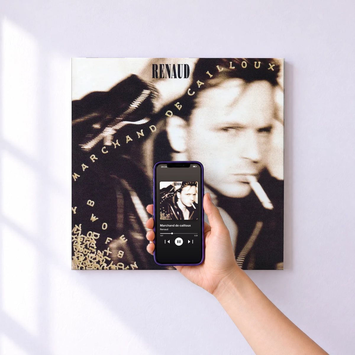 Affiche connectée Marchand de cailloux de Renaud au mur : l'album se lance en approchant le téléphone