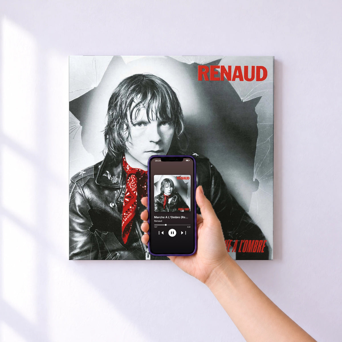 Affiche connectée Marche A L'Ombre (Remastered) de Renaud au mur : l'album se lance en approchant le téléphone