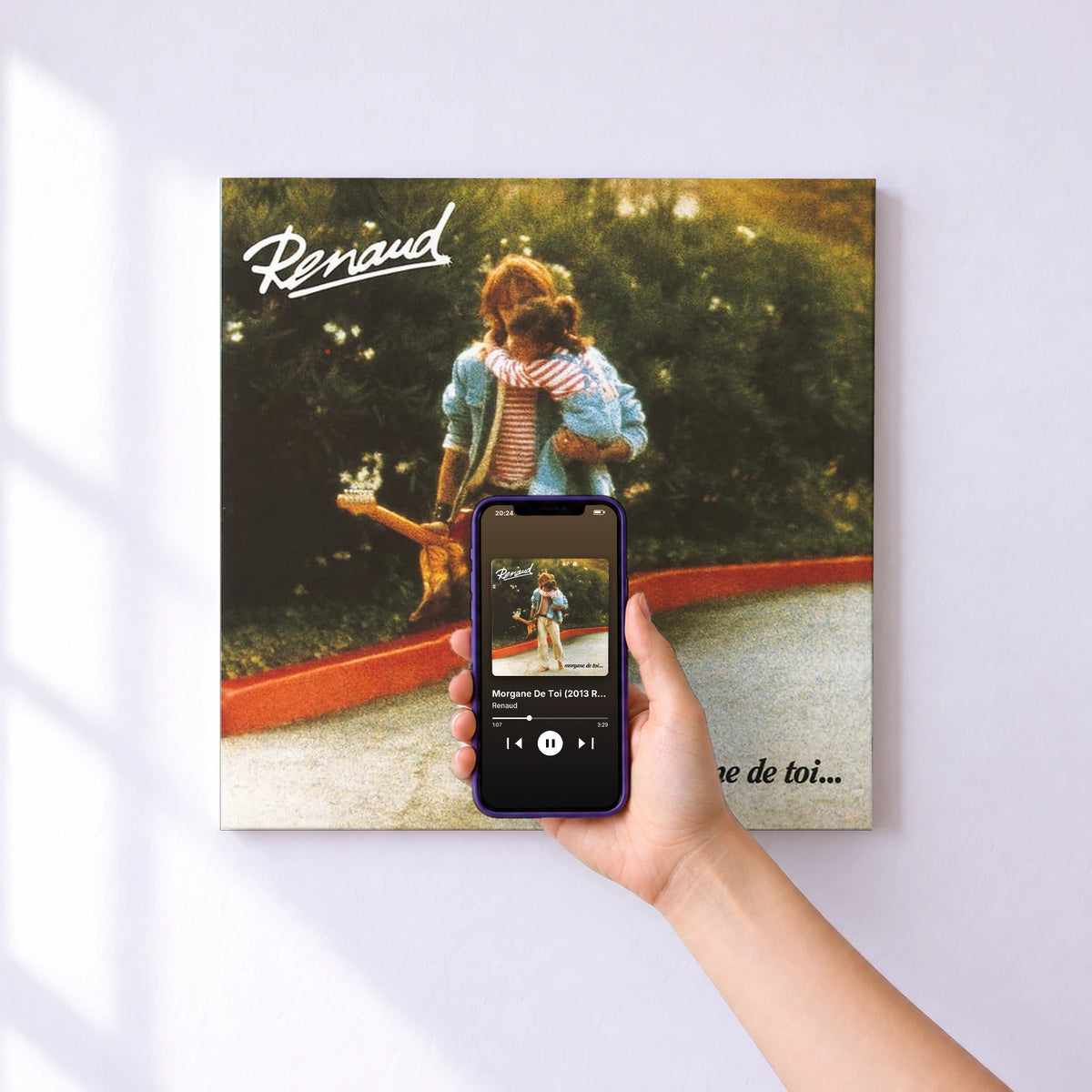Affiche connectée Morgane De Toi (2013 Remaster) de Renaud au mur : l'album se lance en approchant le téléphone