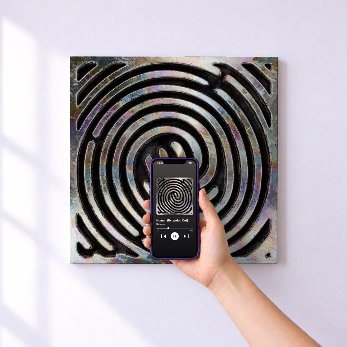 Affiche connectée Human (Extended Cut) de Resolve au mur : l'album se lance en approchant le téléphone