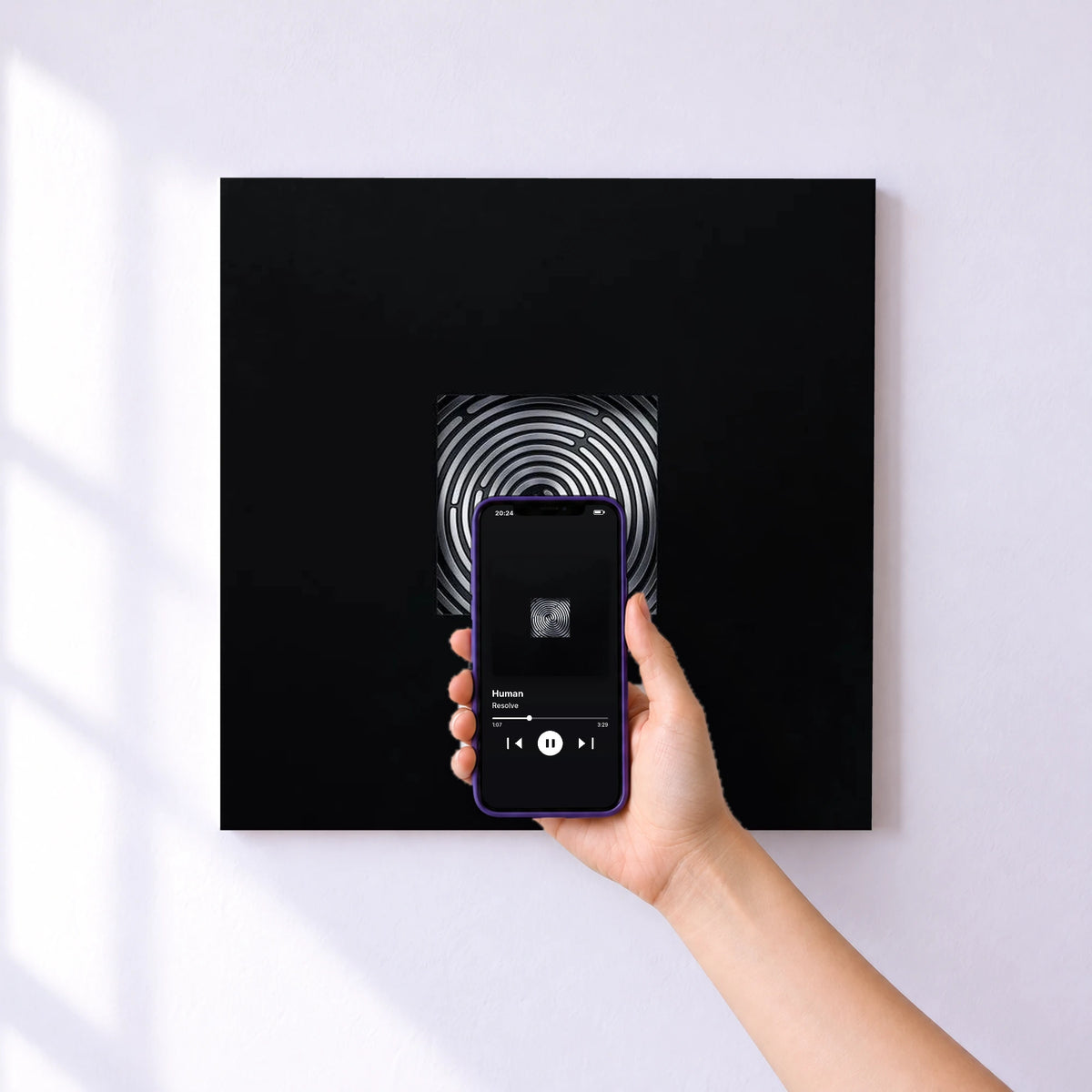 Affiche connectée Human de Resolve au mur : l'album se lance en approchant le téléphone